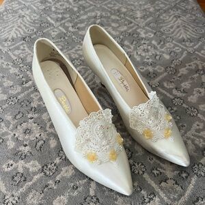Vintage Dyeables white satin, lace and beads satin wedding shoes size 8B
